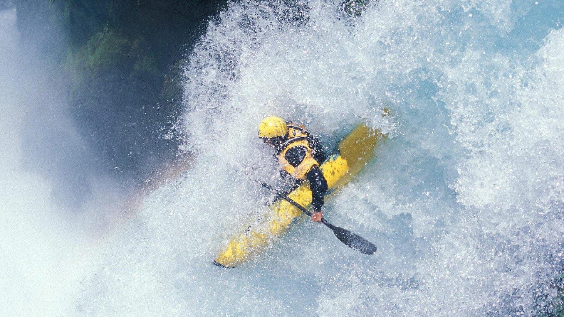 攻坚利器!小巴里-布朗半场狂轰24分,三分雨撕裂防线率队强势逆转