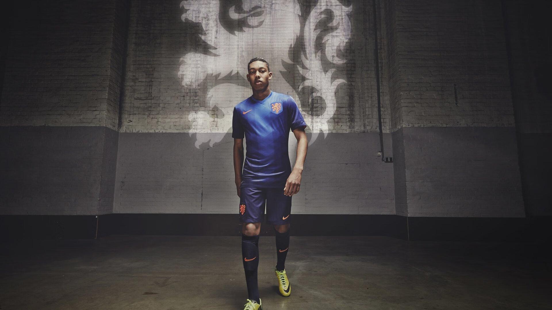 德布劳内飞抵那不勒斯完成体检，三年合约开启意甲新征程